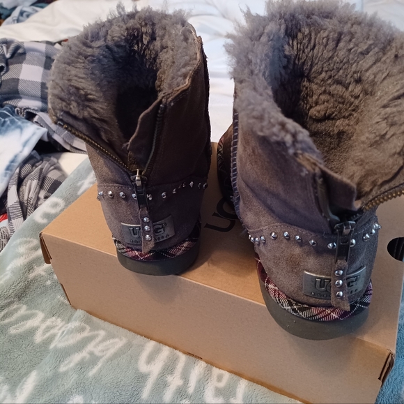 UGG BOOTS - Picture 2 of 6